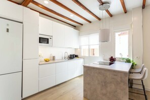 Private kitchen - Bienvenido a este elegante y acogedor apartamento situado en el corazón de Tetuán, uno de los barrios más auténticos y mejor conectados de Madrid. Un espacio diseñado para largas estancias, donde la luz natural, la arquitectura con encant (MADRID)