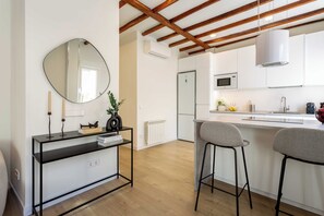 Private kitchen - Bienvenido a este elegante y acogedor apartamento situado en el corazón de Tetuán, uno de los barrios más auténticos y mejor conectados de Madrid. Un espacio diseñado para largas estancias, donde la luz natural, la arquitectura con encant (MADRID)