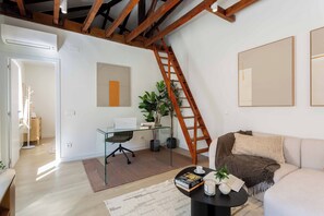 Living area - Bienvenido a este elegante y acogedor apartamento situado en el corazón de Tetuán, uno de los barrios más auténticos y mejor conectados de Madrid. Un espacio diseñado para largas estancias, donde la luz natural, la arquitectura con encant (MADRID)