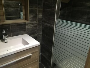 Shower, hair dryer, towels, soap - Le Grand Chalet (Valloire)