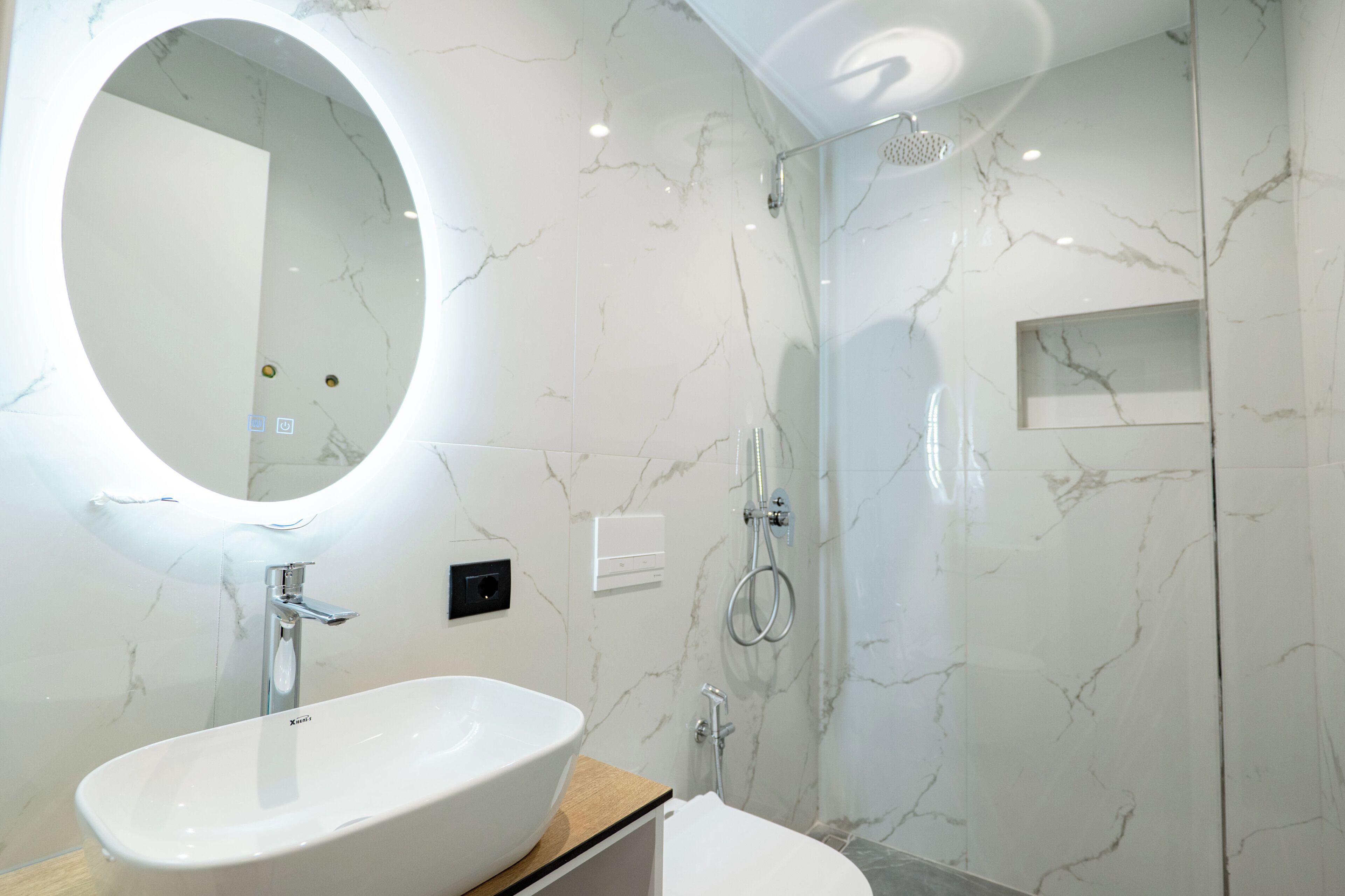 Dreibettzimmer | Badezimmer | Kostenlose Toilettenartikel, Handtücher, Toilettenpapier