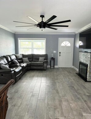 Living area - Beautiful home with Screened-In-Optional Heated Pool+Fence+Arcade + Karaoke+BBQ (Ocala)