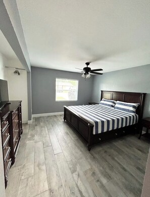Room - Beautiful home with Screened-In-Optional Heated Pool+Fence+Arcade + Karaoke+BBQ (Ocala)