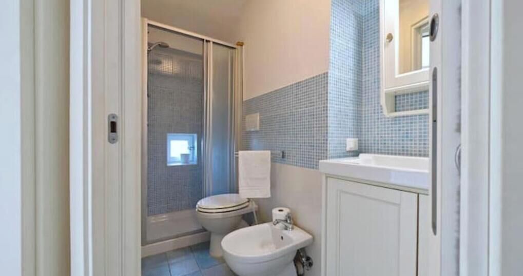Dusche, Haartrockner, Bidet, Handtücher