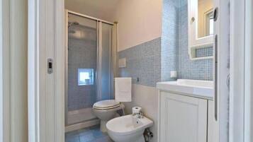Dusche, Haartrockner, Bidet, Handtücher