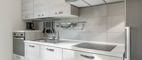 Kühlschrank, Ofen, Geschirrspüler, Kochgeschirr/Geschirr/Besteck
