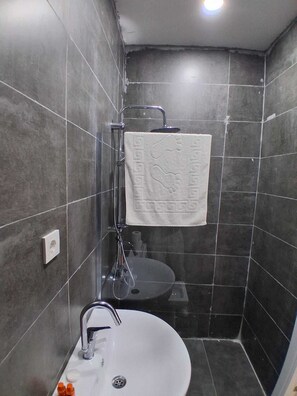 Shower, hair dryer, slippers, towels - Piola Kadıköy (İstanbul)