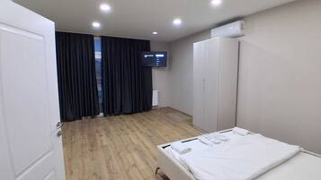 Kalis bunyi, seterika/papan seterika, Wi-fi percuma