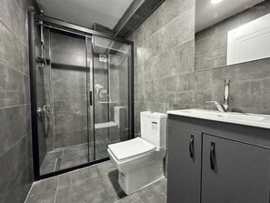 Buồng tắm vòi sen, máy sấy tóc, dép đi trong nhà, khăn tắm 