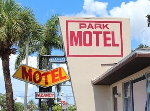 Exterior detail - Park Motel (Tampa)