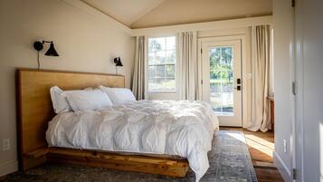 10 soverom, skrivebord, strykejern/-brett og reiseseng for barn