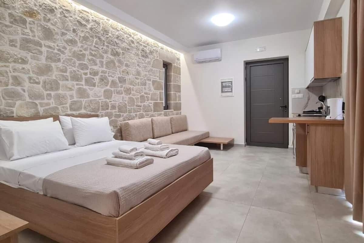 Studio, Balcony, Sea View | Soundproofing, iron/ironing board
