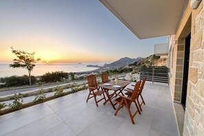 Appartement, balcon, vue sur la mer | Restauration en plein air