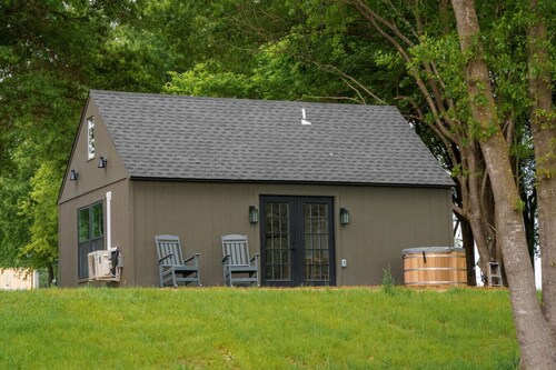 King bed, full-size bunks, dining table, cedar Ofuro hot tub on lake-facing deck