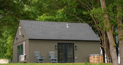 King bed, full-size bunks, dining table, cedar Ofuro hot tub on lake-facing deck