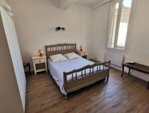 2 bedrooms, iron/ironing board, free WiFi, bed sheets - La Suite du Beffroi | Charming Apartment with Terrace in Malaucène 🌿 (Malaucène)