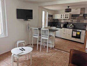 Coffee/tea maker, fridge, microwave, oven - La Suite du Beffroi | Charming Apartment with Terrace in Malaucène 🌿 (Malaucène)