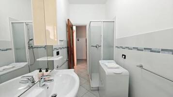 Dusche, Haartrockner, Bidet, Handtücher