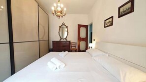 1 slaapkamer, een strijkplank/strijkijzer, wifi, beddengoed