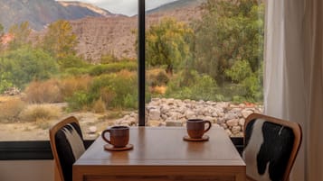 Ropa de cama de alta calidad, cubrecamas y wifi gratis