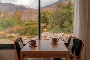 Suite superior, vista a la montaña | Ropa de cama de alta calidad, edredón y wifi gratis