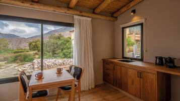 Deluxe Suite, Mountain View | Living area