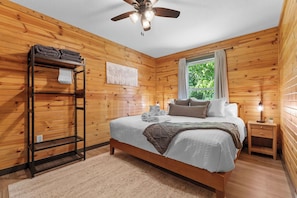 Room - Lake Views! Cozy Cabin, Hot Tub, Kayaks, and Pool! (Forsyth)