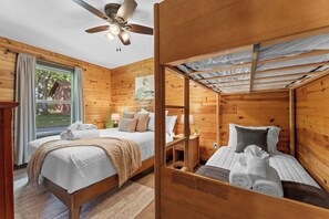 Room - Lake Views! Cozy Cabin, Hot Tub, Kayaks, and Pool! (Forsyth)
