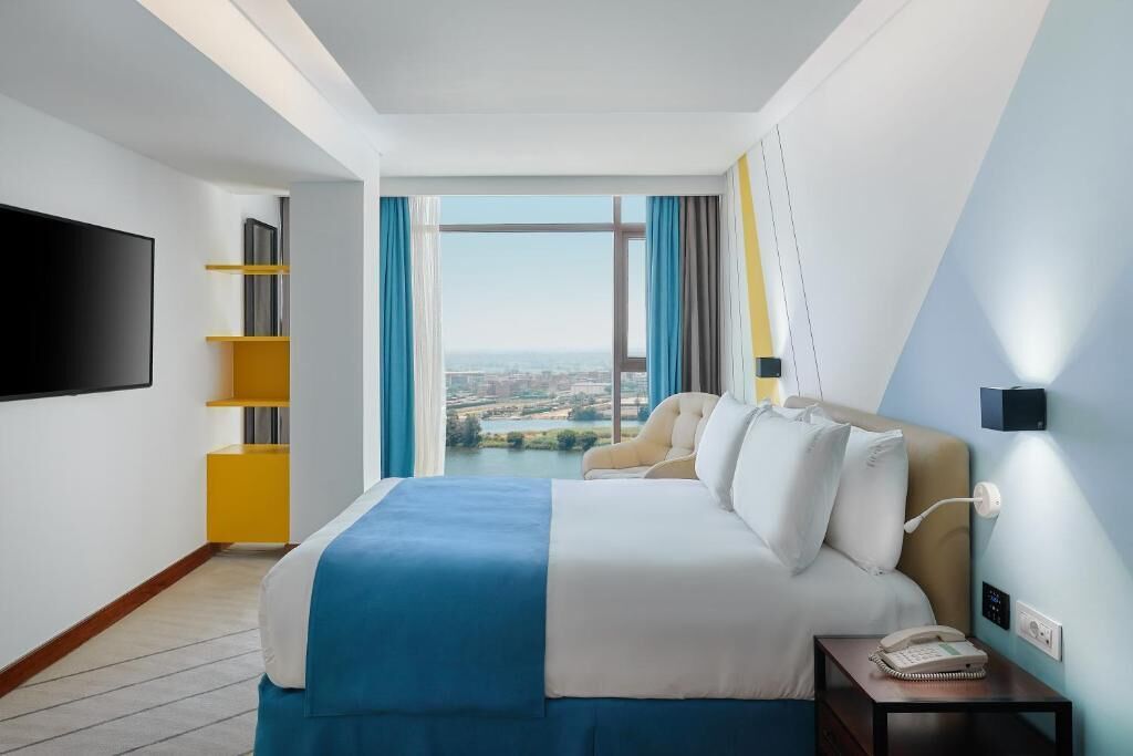 Suite | In-room safe, soundproofing, iron/ironing board, free WiFi