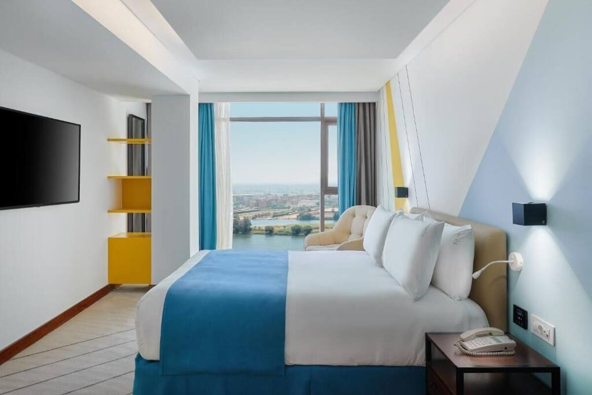 Suite | In-room safe, soundproofing, iron/ironing board, free WiFi