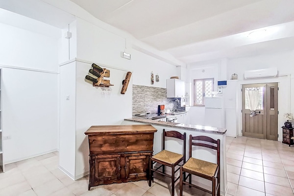 Wohnung, Flooring, Fussboden, Decke, Haushaltsgerät, Küche, Cabinetry, Major Appliance, Countertop, Fliese