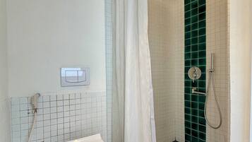 Estúdio luxo, vista para a cidade | Banheiro | Chuveiro, chuveiro com efeito de chuva, produtos de toalete de grife