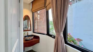 Deluxe Studio, City View | Interior