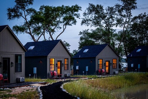 Limestone Fields Getaway: Soaking Tub, Lake Views, King Bed, Workspace!