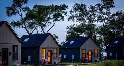 Limestone Fields Getaway: Soaking Tub, Lake Views, King Bed, Workspace!