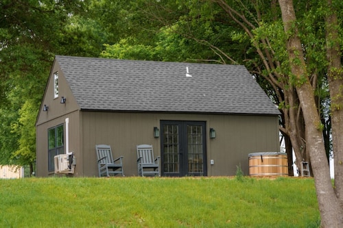 King bed, full-size bunks, dining table, cedar Ofuro hot tub on lake-facing deck