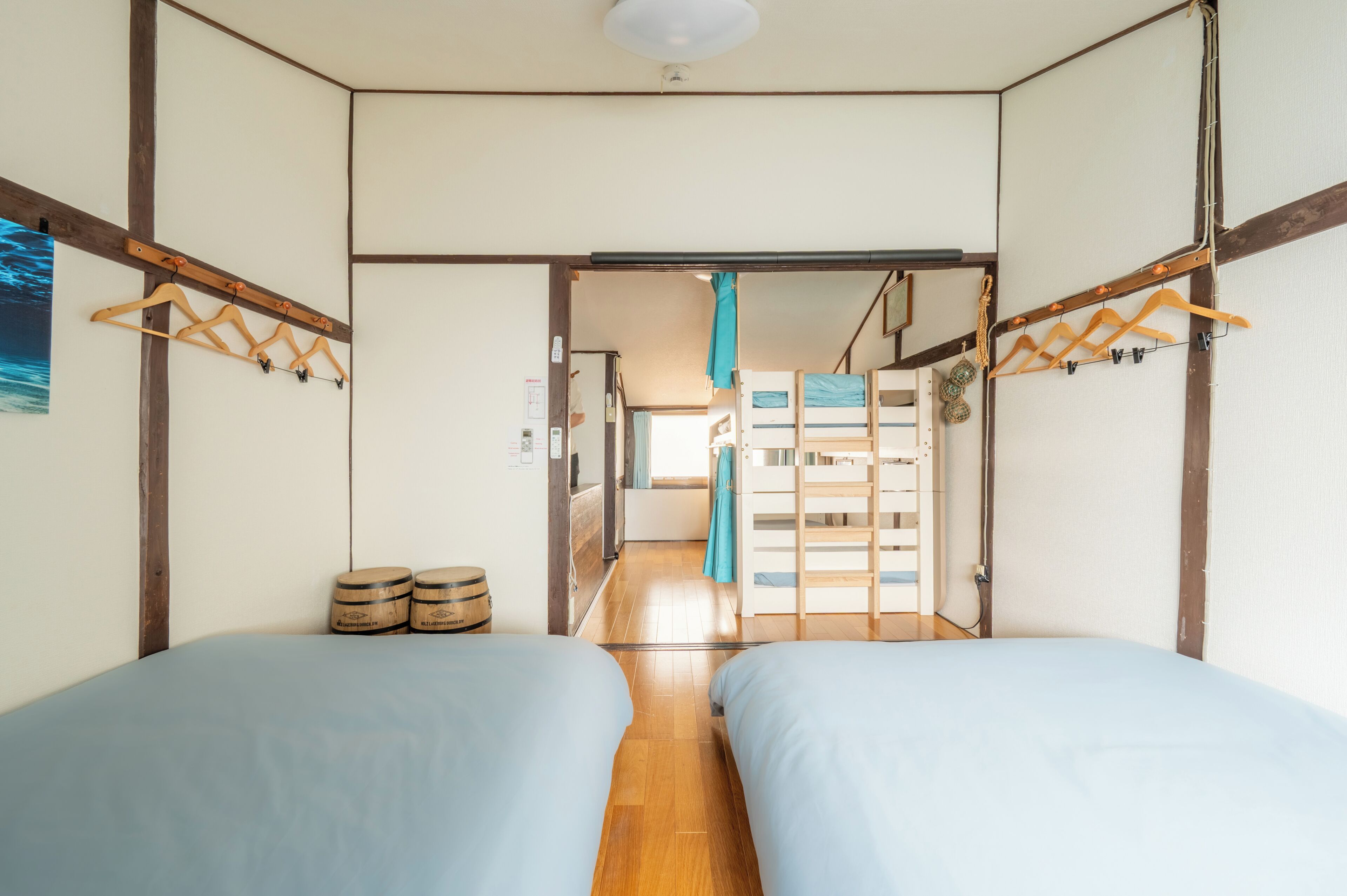 1 dormitorio, caja fuerte, escritorio y tabla de planchar con plancha