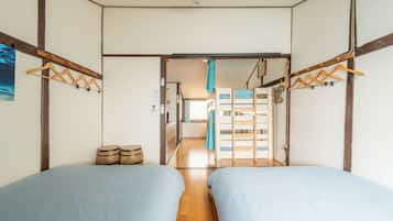1 dormitorio, caja fuerte, escritorio y tabla de planchar con plancha