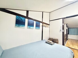 1 habitación, caja de seguridad en la habitación y escritorio