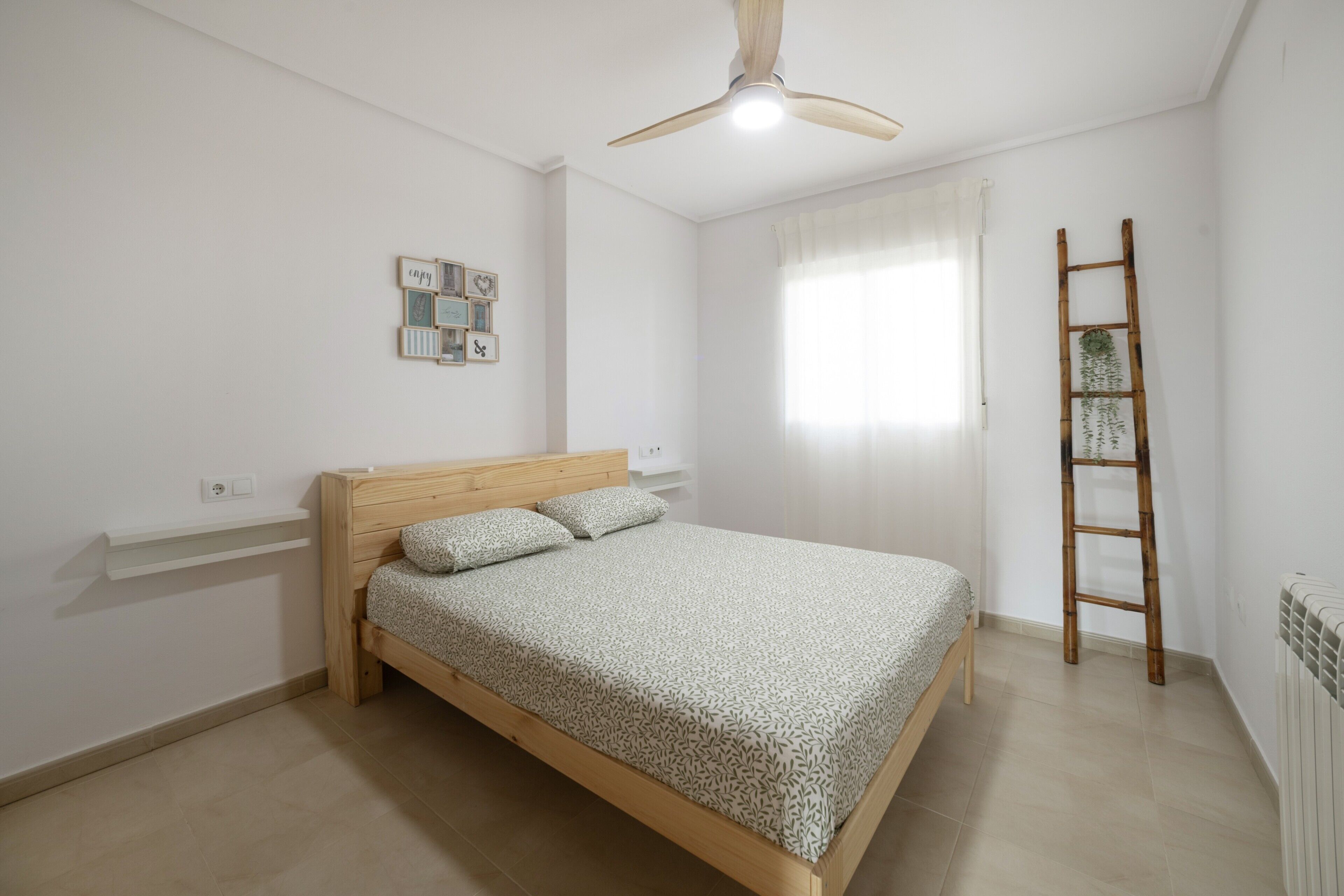 2 slaapkamers, een strijkplank/strijkijzer, wifi, beddengoed