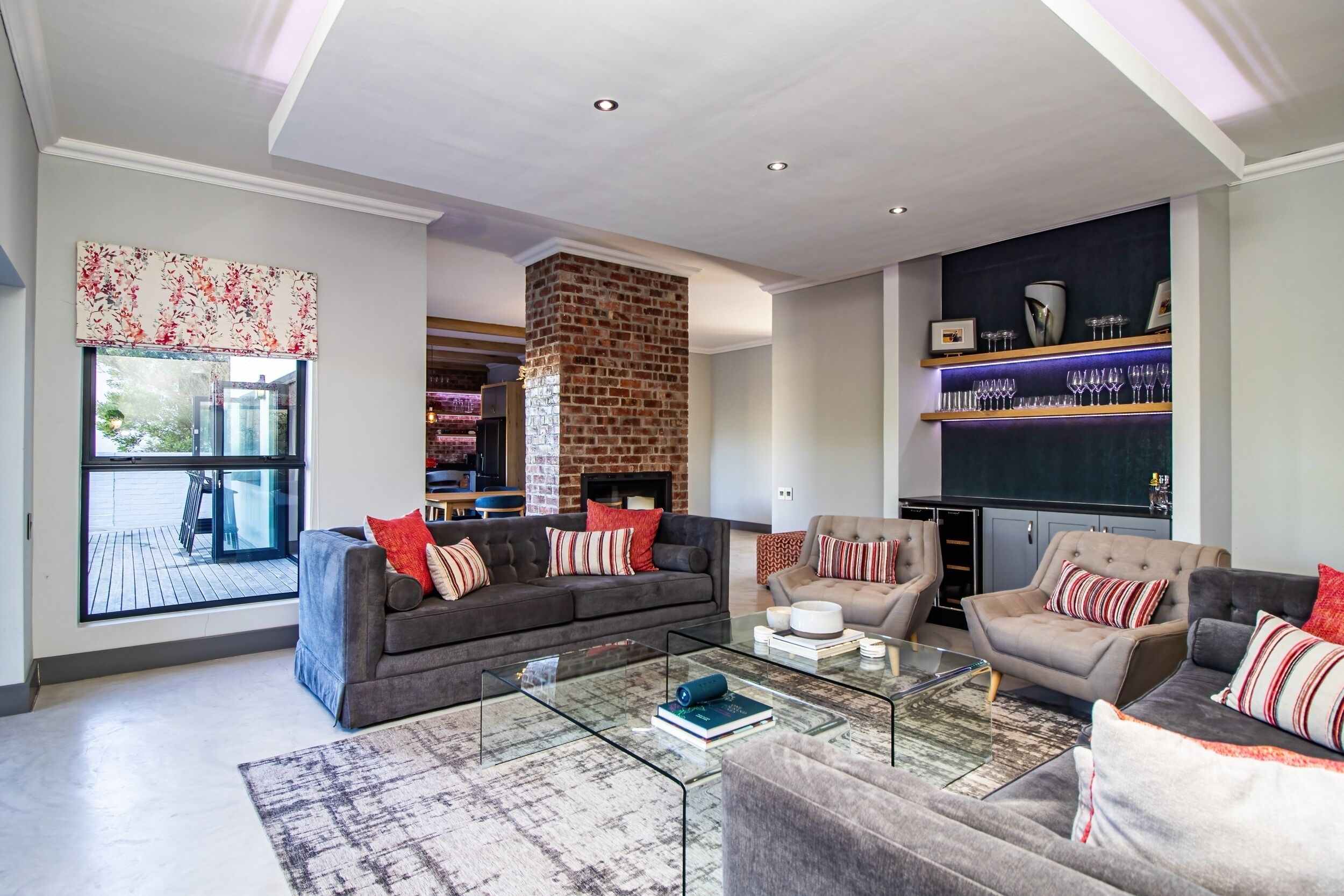 Smart TV, fireplace