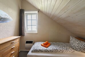 2 bedrooms, WiFi, bed sheets