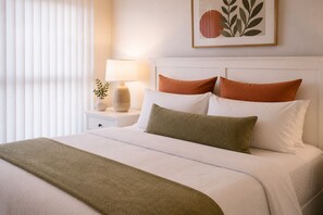Junior Room | Iron/ironing board, free WiFi - The Kinley Stays (Toronto)