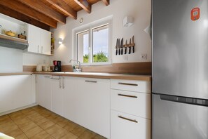 Wasserkocher mit Kaffee-/Teezubehör, Kühlschrank, Mikrowelle, Ofen