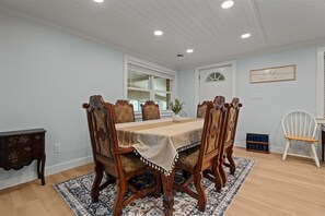 Dining - Porch and Paddle Lakehouse (Manning)