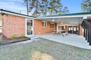 Outdoor dining - Porch and Paddle Lakehouse (Manning)
