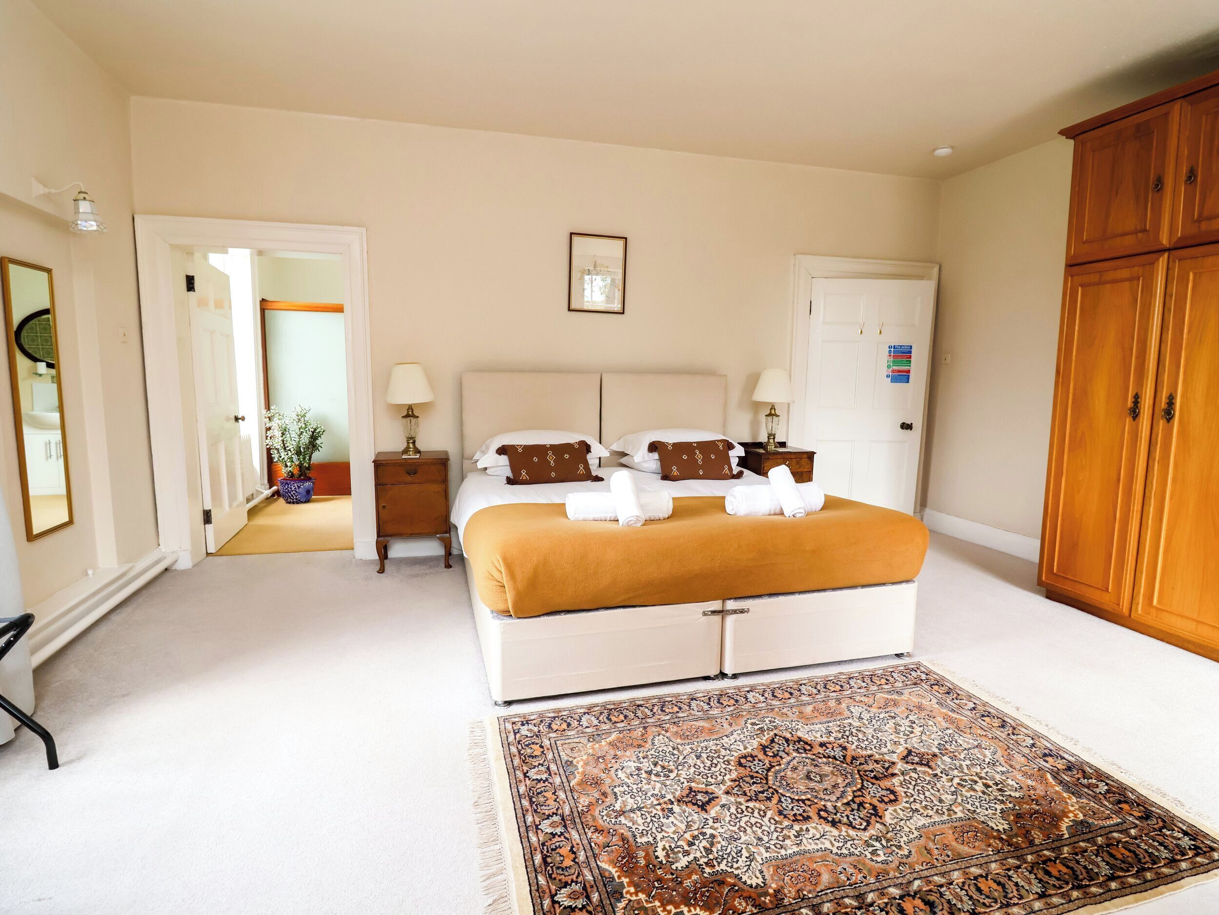 5 bedrooms, WiFi (free), individually decorated, individually furnished
