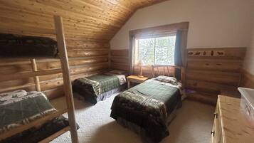 4 bedrooms, iron/ironing board, free WiFi, bed sheets
