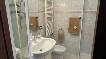 Een douche, een haardroger, een bidet, handdoeken