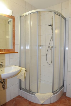 Dusche, Haartrockner, Handtücher, Seife